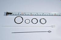 Изображение стальных заводных колец и полимерных хомутов, пригодных в качестве механических предохранителей, контролирующих усилие для не зацепляемого якоря